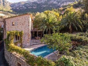 an external view of a house with a swimming pool at Can 'Jeson in Deia