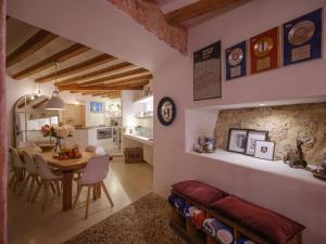 a kitchen and dining room with a table and chairs at Can 'Jeson in Deia