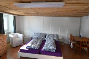 a bedroom with a bed and a table and a chair at Ferienwohnung "Posta Veglia" - Cumbel in Cumbels