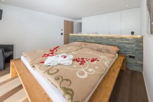 ein Schlafzimmer mit einem Bett mit zwei Handtüchern darauf in der Unterkunft Milleggapark Casa Mia in Grächen