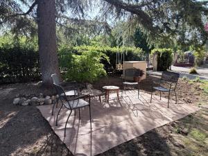a group of chairs and a table under a tree at Alle porte di Spello in Spello
