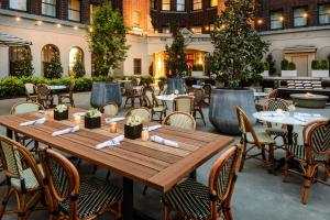 una gran mesa de madera y sillas en un patio en Hotel Sorrento, en Seattle