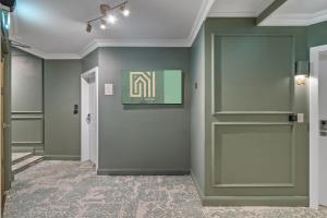 a hallway with green walls and a door at HOME1 - Lumes Boutique Hotel in Vienna