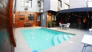 a swimming pool in the middle of a building at Hotel Sonetto in Santiago
