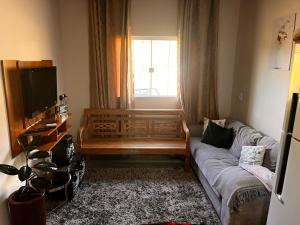 a living room with a couch and a window at Recanto Miramonti Refúgio com Vista in Cristina