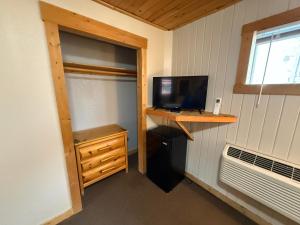 a room with a computer and a desk with a computer monitor at Rustic Inn in Park Rapids