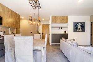 a kitchen and dining room with a table and a couch at Oasis privado en Querétaro in Alvarado