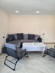 a living room with a couch and a table and chairs at Hyuratun Lori