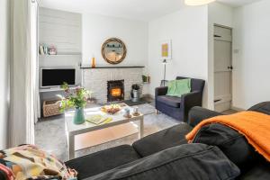 a living room with a couch and a fireplace at 3 Bed in Lostwithiel oc-cwhite in Saint Winnow