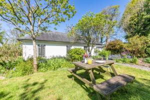 a picnic table and a bench in a yard at 3 Bed in Lostwithiel oc-cwhite in Saint Winnow