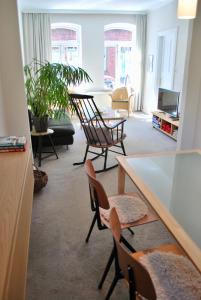 a living room with chairs and a table and a table at Friesen-Cottage in Friedrichstadt