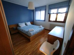 a small bedroom with a bed and a table at Casa Nicole Aquileia in Aquiléia