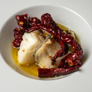 eine weiße Schüssel mit Essen, Fleisch und Soße in der Unterkunft MINICUCCIO Hotel Ristorante VALLESACCARDA in Trevico