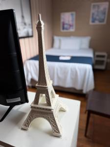 a model of the eiffel tower sitting on a desk at Pousada Beach House Coqueirinho in Jacumã