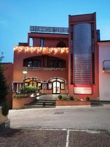 ein Gebäude mit Lichtern an der Vorderseite in der Unterkunft MINICUCCIO Hotel Ristorante VALLESACCARDA in Trevico