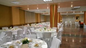 ein Festsaal mit weißen Tischen und weißen Stühlen in der Unterkunft MINICUCCIO Hotel Ristorante VALLESACCARDA in Trevico