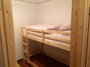 Katil dua tingkat atau katil-katil dua tingkat dalam bilik di Annaberg