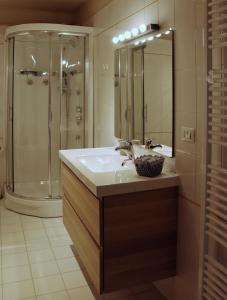a bathroom with a sink and a shower at Casa Nicole Aquileia in Aquiléia