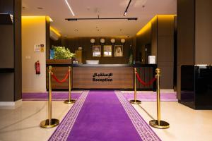 a lobby with a purple carpet and red ropes at iqama mumayyaza الإقامة المميزة للشقق المخدومة - إقتصادي in Tabuk