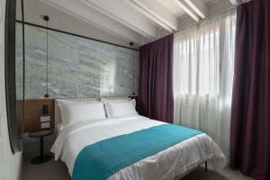 a bedroom with a large bed and a window at Calle Suite Lazise in Lazise