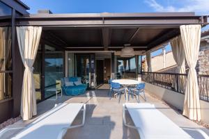 a patio with a table and chairs on a balcony at Calle Suite Lazise in Lazise
