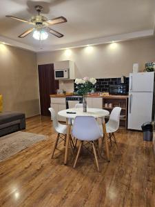 a kitchen and dining room with a table and chairs at APART ALVARADO microcentro in Salta