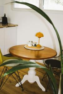 a table with a lamp and a plant at #studio 19 in Saint-Léonard +10 photos