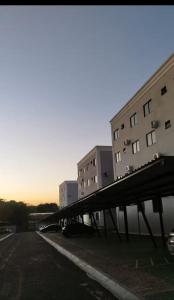 a building with an awning next to a parking lot at Apartamento Crisalidas em Foz in Foz do Iguaçu