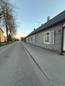 an empty street in front of a building at Andsuuria Apartment in Paide
