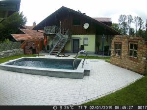 a house with a swimming pool in the yard at Ruhige Oase mit Pool & Garten Ferienwohnung Niggl in Untergriesbach