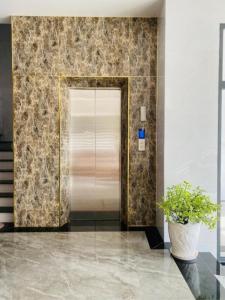 a elevator lobby with a plant in a vase at Moonlight House in Cu Lao Thu +7 photos