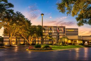 a hotel with a street light in front of a building at DoubleTree by Hilton Orlando East - UCF Area in Orlando