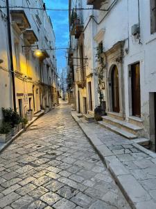 an empty street in an alley with buildings at Domus Settecento in Putignano