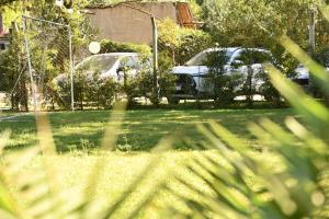 two cars parked in a yard with grass at Rincón de Rodríguez in General Rodríguez +8 photos