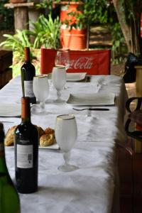 a table with two bottles of wine and wine glasses at Rincón de Rodríguez in General Rodríguez