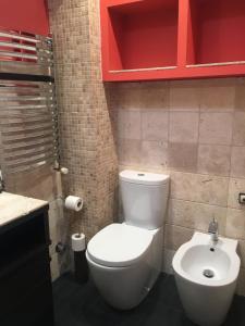 a bathroom with a white toilet and a sink at Encanto Histórico 9 in Avilés