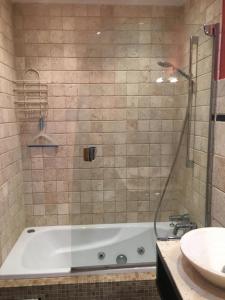 a bathroom with a bath tub and a sink at Encanto Histórico 9 in Avilés