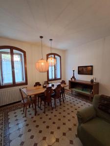 a living room with a wooden table and chairs at Cèsa Cusenza in Rocca Pietore