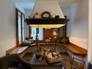a living room with a table and a dining room at Cèsa Cusenza in Rocca Pietore