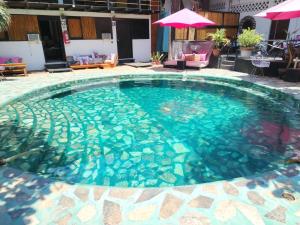 a large swimming pool with clear blue water at Hotel Budamar Zipolite in Zipolite +71 photos