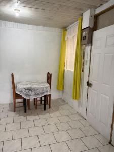 a table and chairs in a room with a window at Villa Descanso in Colón +3 photos