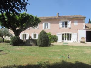 a large house with a kite in the yard at Mas des Fleurs in Châteaurenard