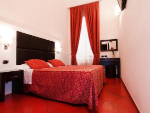 - une chambre avec un lit rouge et une fenêtre dans l'établissement Cenci Bed & Breakfast Fontana di Trevi, à Rome