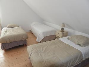 a bedroom with two beds and a lamp on a table at Gîte Nid dans la Forêt in Saint-Jean-aux-Bois