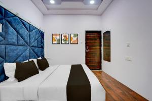 a bedroom with a large bed in a room at Hotel O DELIGHT INN in Chandrapur