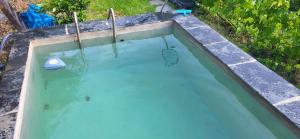 an overhead view of a swimming pool with blue water at Cantinho Casal do Rei in Seia