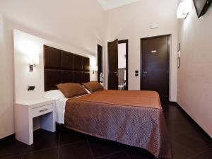 1 dormitorio con 1 cama grande y escritorio en Cenci Bed & Breakfast Fontana di Trevi, en Roma