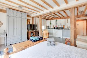 a large room with a bed and a kitchen at Maldon Executive Apartments in Maldon