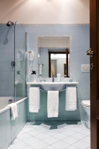 y baño con lavabo, bañera y aseo. en Cenci Bed & Breakfast Fontana di Trevi, en Roma
