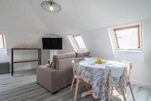 a living room with a table and a couch at A Casita do Muelle in Cambados